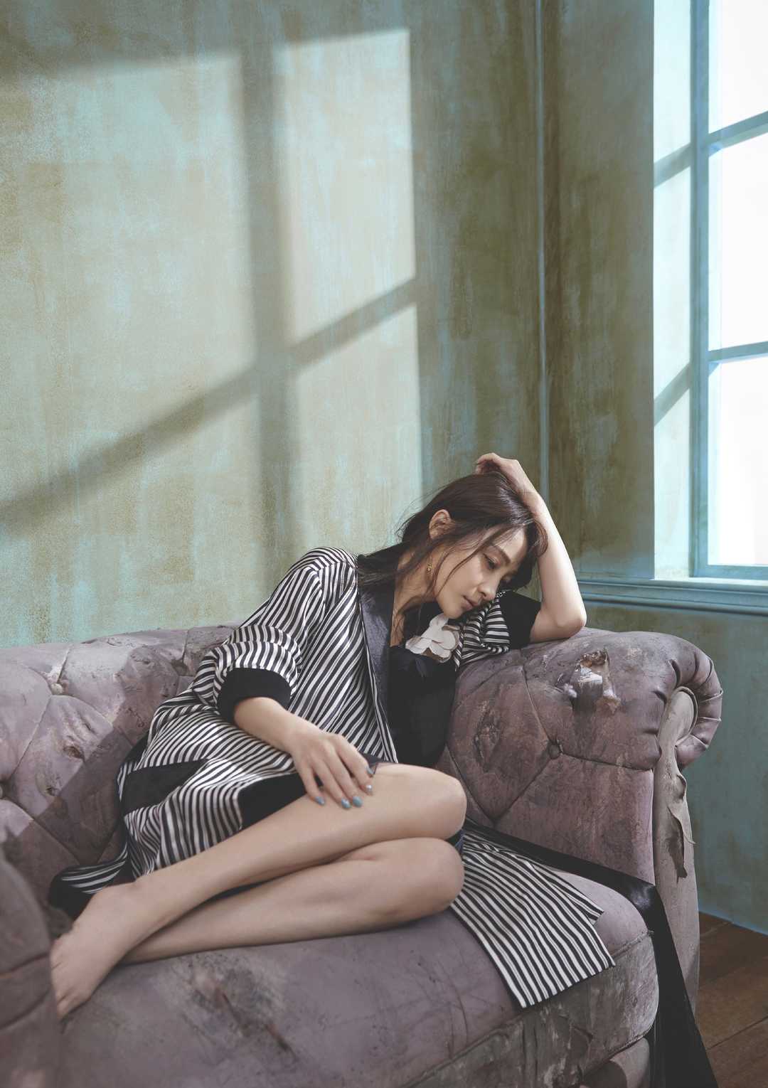 露出一双美腿还能显示出好身材,这身搭配也是比较适合姚笛的