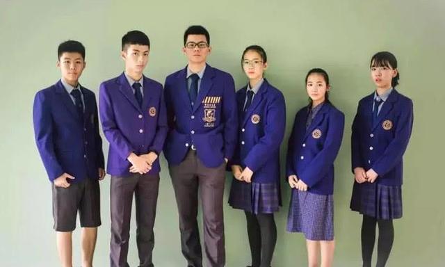 为何贵族学校女生能穿裙子普通学校女生却只有校裤穿