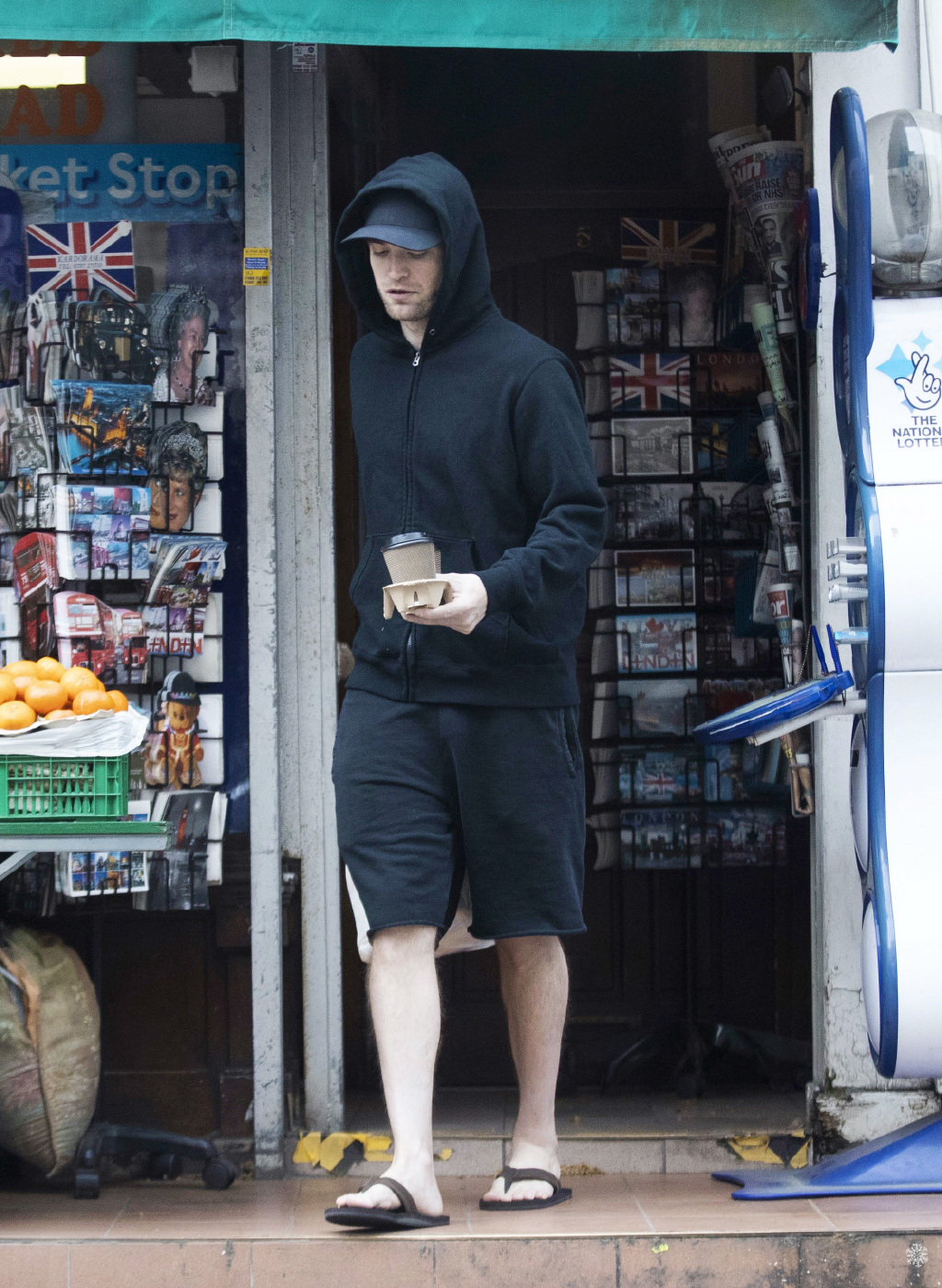 34岁罗伯特帕丁森出街照增肌6个月纤瘦吸血鬼变肌肉蝙蝠侠