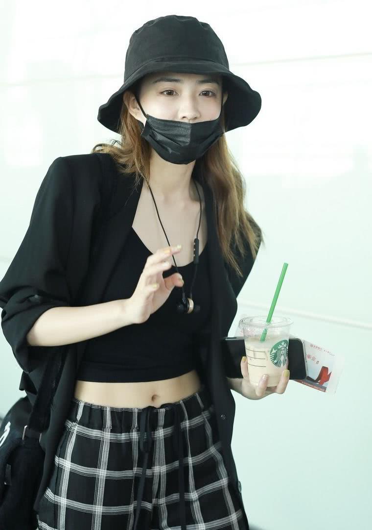 徐璐一改往日清纯装扮!黑色露脐装搭配西装洒脱不羁,前卫个性