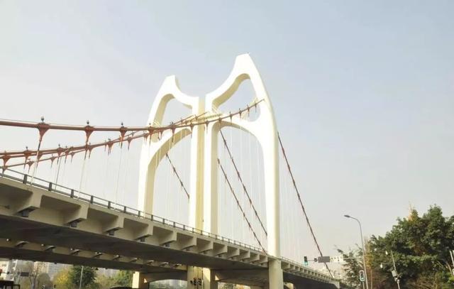 我国最"丑"的一座悬索桥,以"脸谱"为设计理念,就在成都市