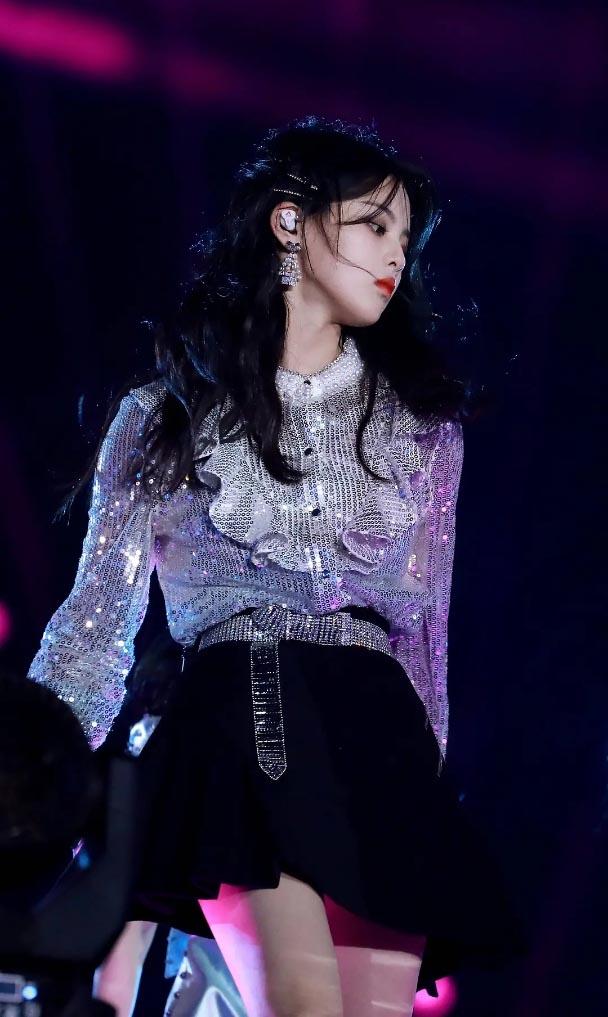 杨超越穿上"鱼鳞衣",舞台蹦跳有活力,不过摄影师角度太大胆了