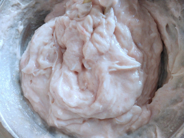 我是一次做的多,所以分开搅拌里,如果做的少,可以把猪肉和鱼肉放一起