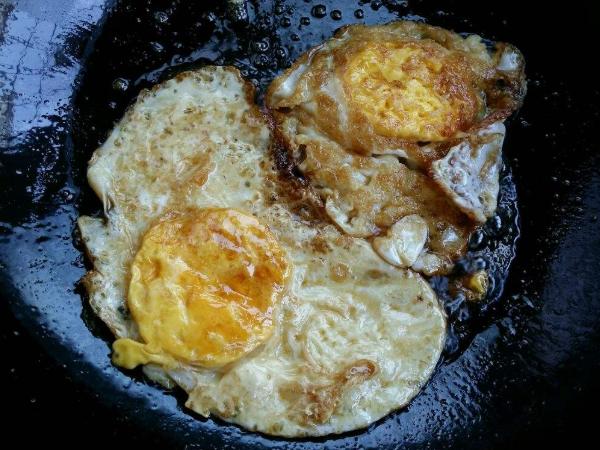 煎荷包蛋时先别急着倒油教你正确的做法外焦里嫩还不粘锅