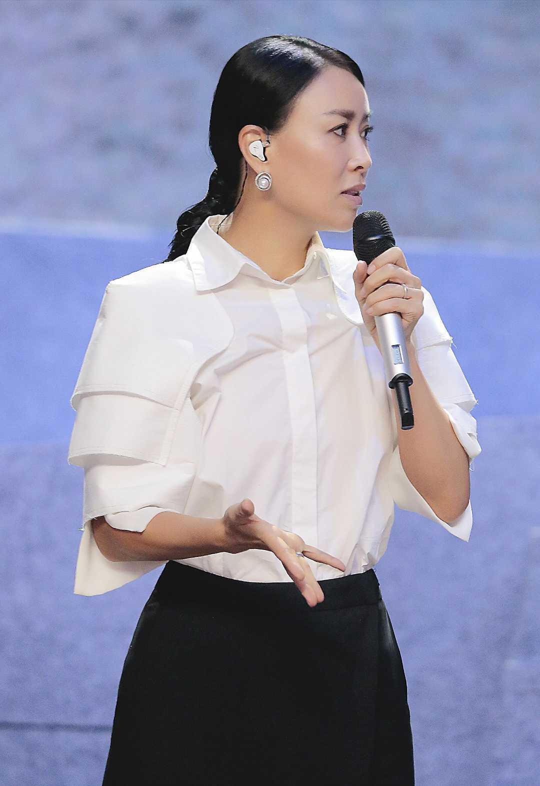 那英52岁了依旧霸气十足!黑色缎面衬衫配阔腿裤干练冷酷,a爆了