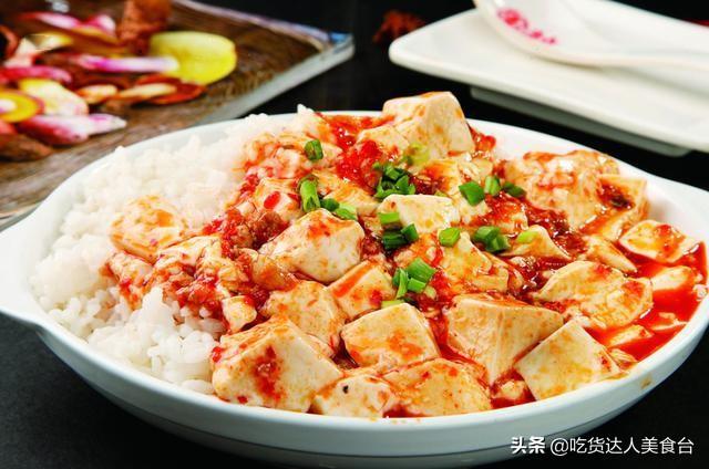 麻婆豆腐盖浇饭,汤汁带饭和豆腐送入口中,微微的麻豆腐的超赞
