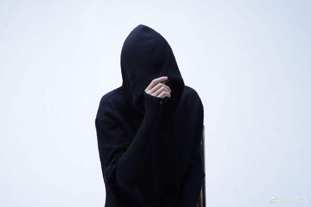 "千万宠粉夜"黑脸v抖音直播露脸,原来高冷都是装出来的?