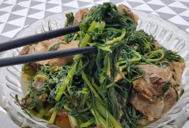 这一道东北特色美食【柳蒿芽炖排骨】就制作好了,柳蒿芽的苦味加上