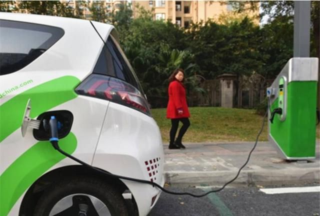 电动车载人被限制,我们怎么接孩子?专家4个建议引老百姓众怒!