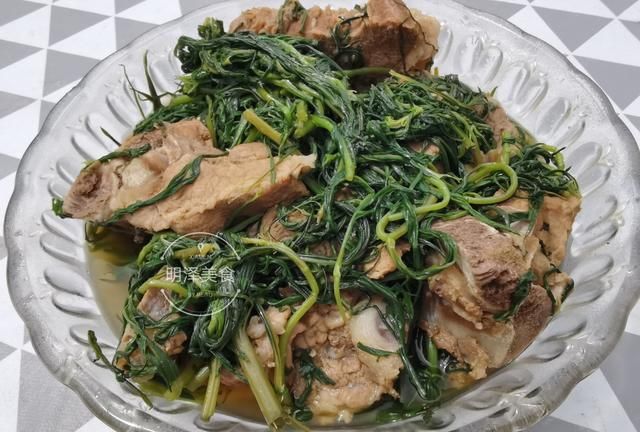 这种野菜东北很常见,五六月最鲜嫩排骨和它是绝配|柳蒿芽|排骨|猪排骨
