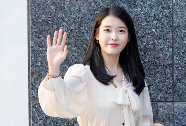 从侧面看的话,就是这样,山根几乎没有,但是她的五官组合在一起就会给