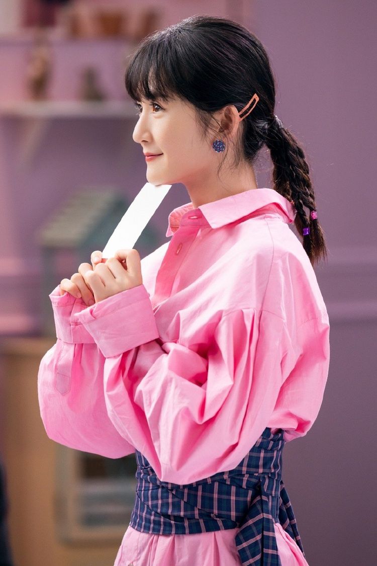 谢娜穿玫红色衬衫扎麻花辫,用一块"床单"当腰带,依旧魅力四射