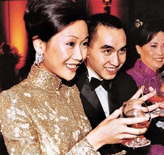 蓝琼缨当婆婆很和善,昔日带儿媳向人敬酒,让何猷龙