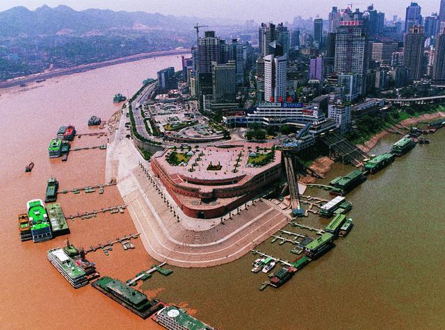 重庆最"失败"的建筑,投资超240亿,被调侃"一副棺材四柱香"