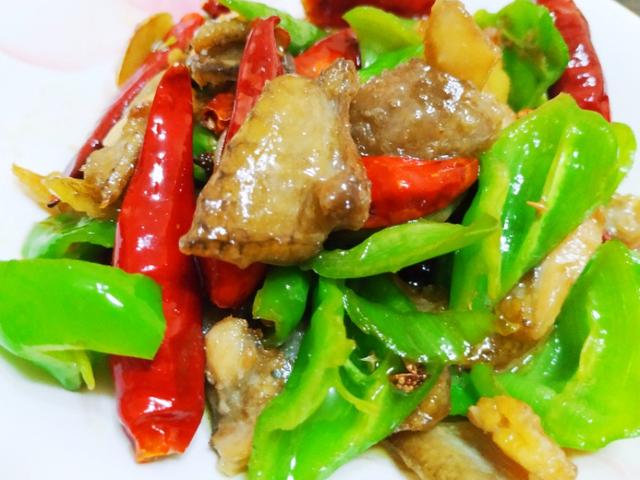 鸡皮也能单独做成一盘菜?教你这个秘制吃法,香辣软糯,下酒下饭