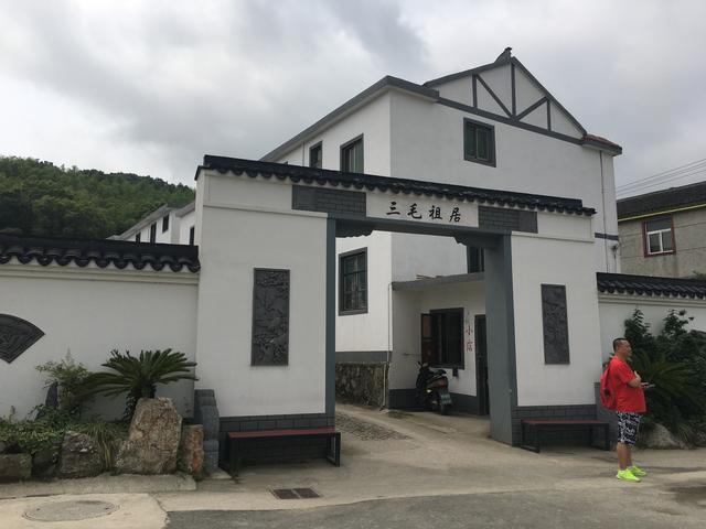 图:三毛祖居图:三毛祖居图:小沙女三毛图:小沙女三毛穿过的鞋与背过的