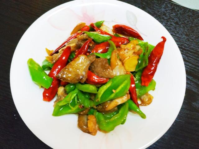 鸡皮也能单独做成一盘菜?教你这个秘制吃法,香辣软糯,下酒下饭