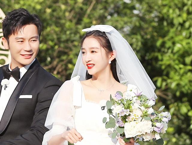 《奔跑吧》关晓彤不受待见?和baby互动为零,婚纱照也遭对方碾压