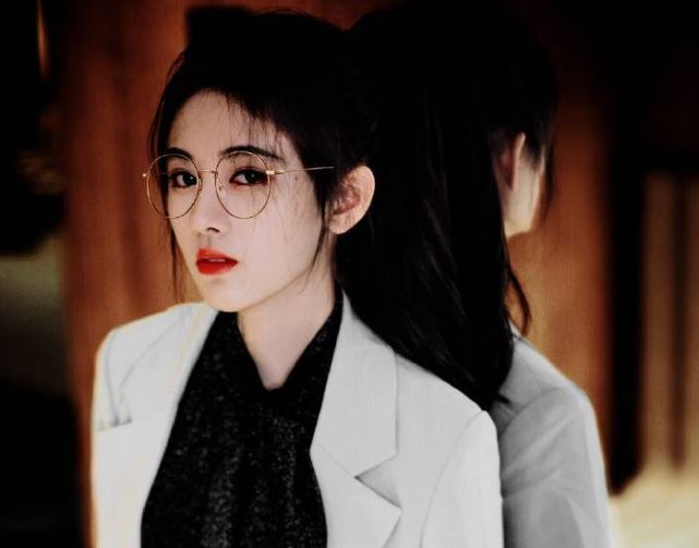 鞠婧祎"证件照"被疯狂保存,看清颜值后,不愧4千年第一美女