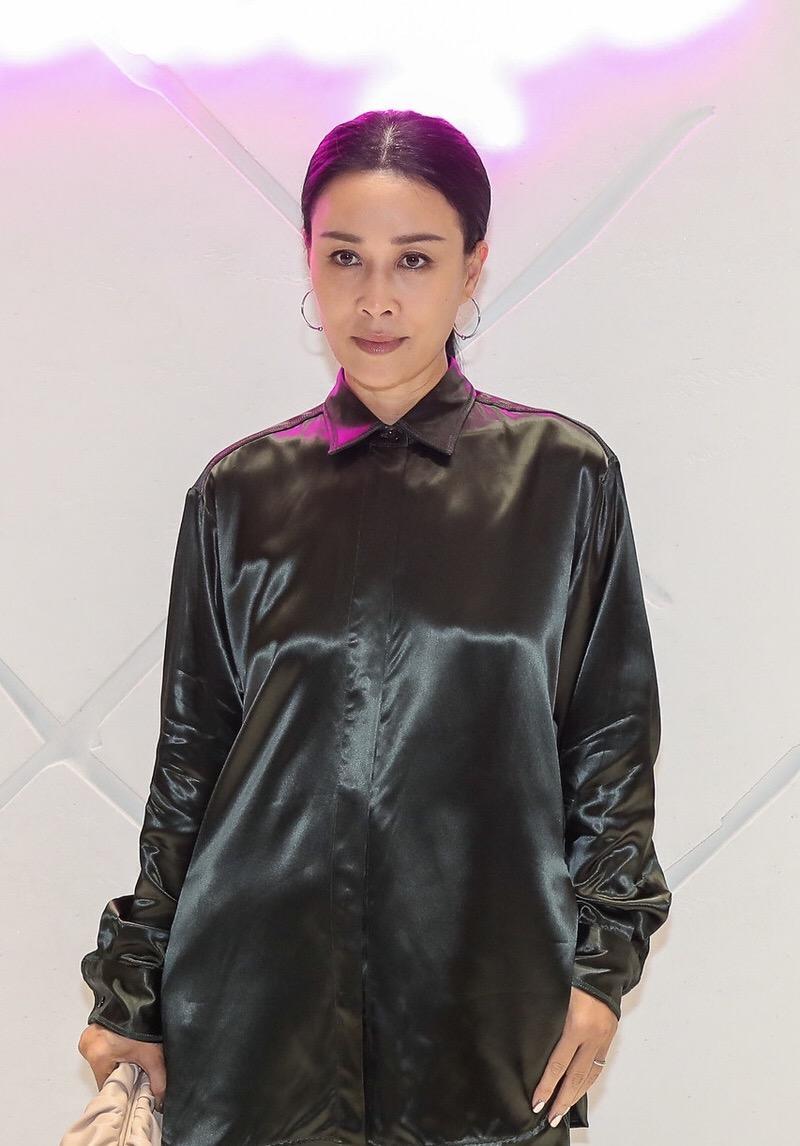 那英52岁了依旧霸气十足!黑色缎面衬衫配阔腿裤干练冷酷,a爆了