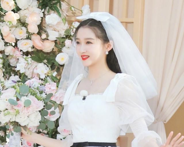 《奔跑吧》现场气氛尴尬,关晓彤baby同穿婚纱,二人毫无互动