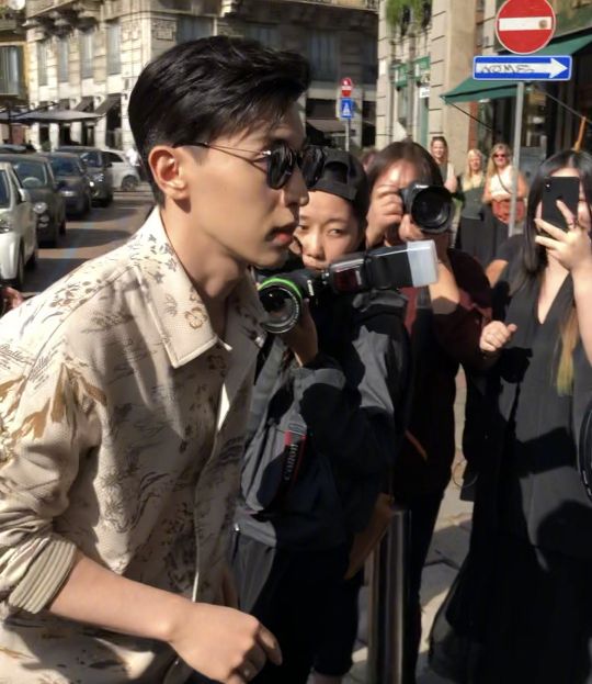 邓伦时装"生图"来了,外媒镜头直接"怼脸拍",颜值皮肤没在怕