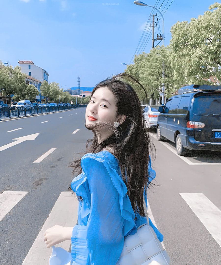 新生小花赵露思也太会穿了!天蓝色雪纺衫搭编格包