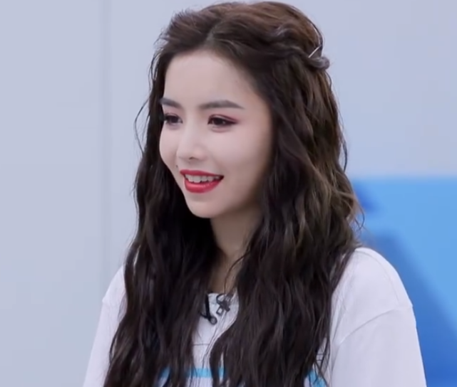 《青2》安崎排队去吃饭,还没领到饭就饱了,训练生感情一目了然