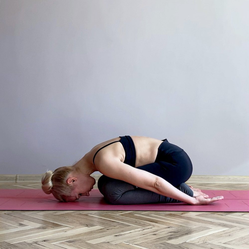 谭松韵顶着一张娃娃脸,长相甜美可爱,似邻家少女一般|瑜伽垫|谭松韵