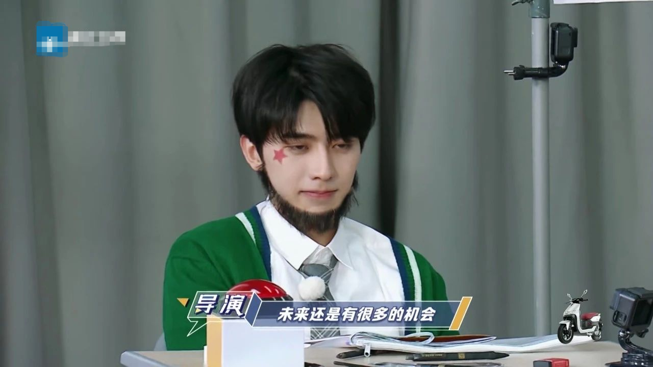 《奔跑吧》蔡徐坤贴大胡子,综艺感爆棚,舍弃"偶像包袱"