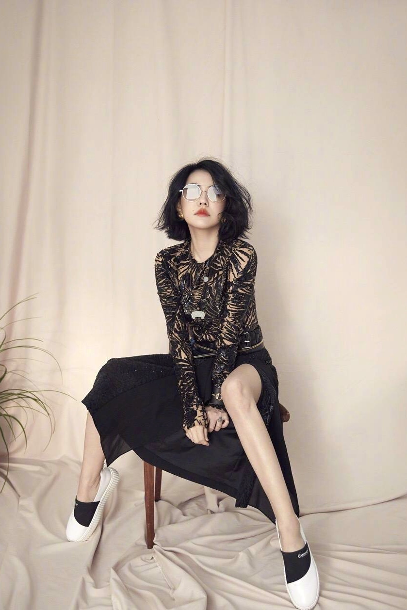 小s难得正经美一回穿黑色蕾丝连衣裙浪漫精致眼神迷离太撩人