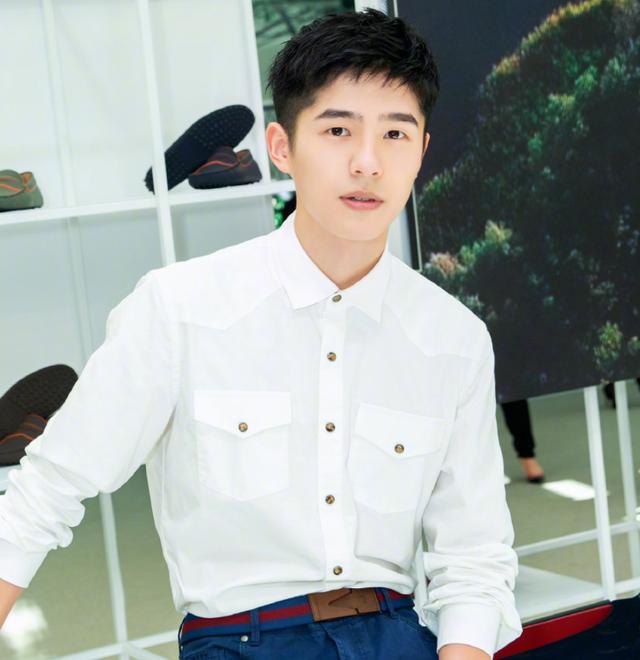 男生20岁以后剪什么发型?试试这4款造型,时尚个性,年轻帅气