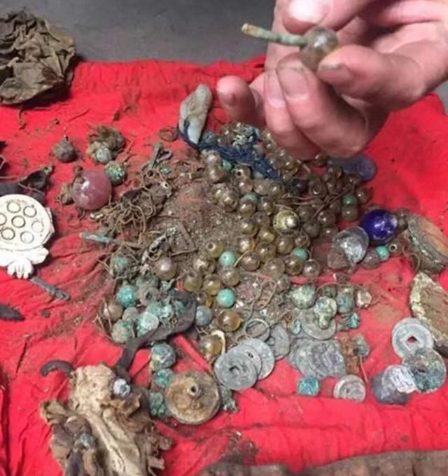 农民迁祖坟挖出大量古董,专家:要主动上交,网友:一面锦旗到手