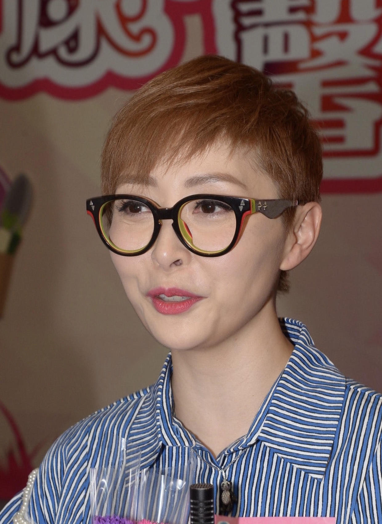 44岁汤盈盈越来越有女人味,条纹衬衫配短裤清爽减龄,短发好优雅