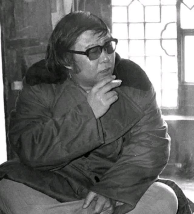 老照片戴蛤蟆镜的韩红打架子鼓图八王洛宾与三毛的亲密照