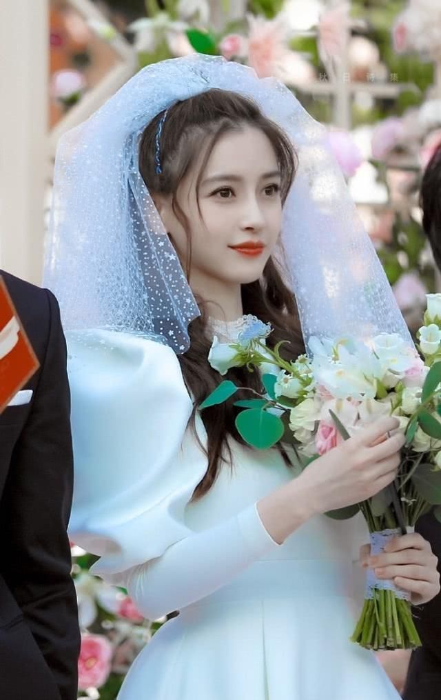 关晓彤婚纱造型仙女本仙,看到美艳的angelababy