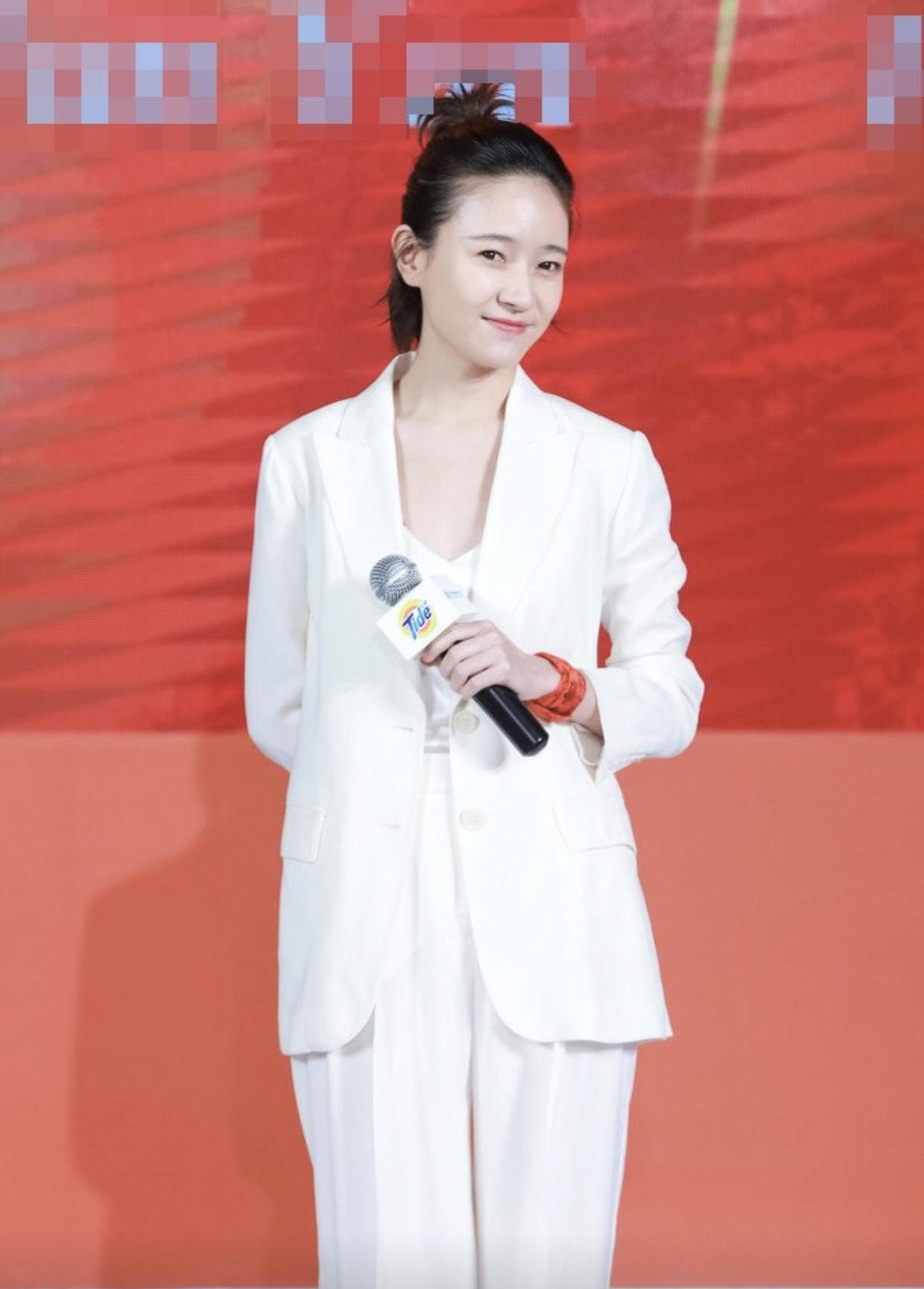 焦俊艳太适合穿西装!一身白色西装干练利落,飒爽霸气不失女人味