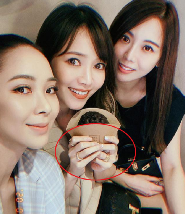 看完41岁侯佩岑后,终于明白周杰伦当年为何独宠她