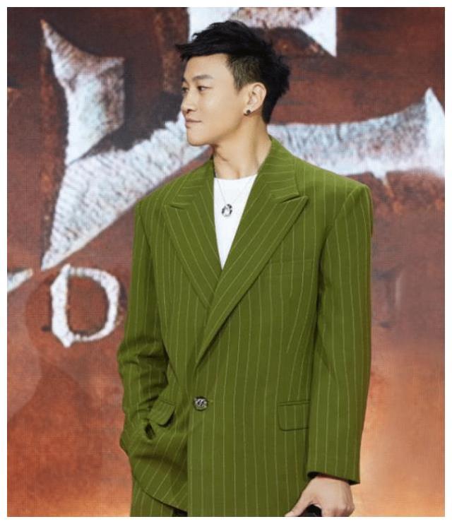 45岁何润东颜值回春,绿色西装清爽不油腻,帅到不敢认