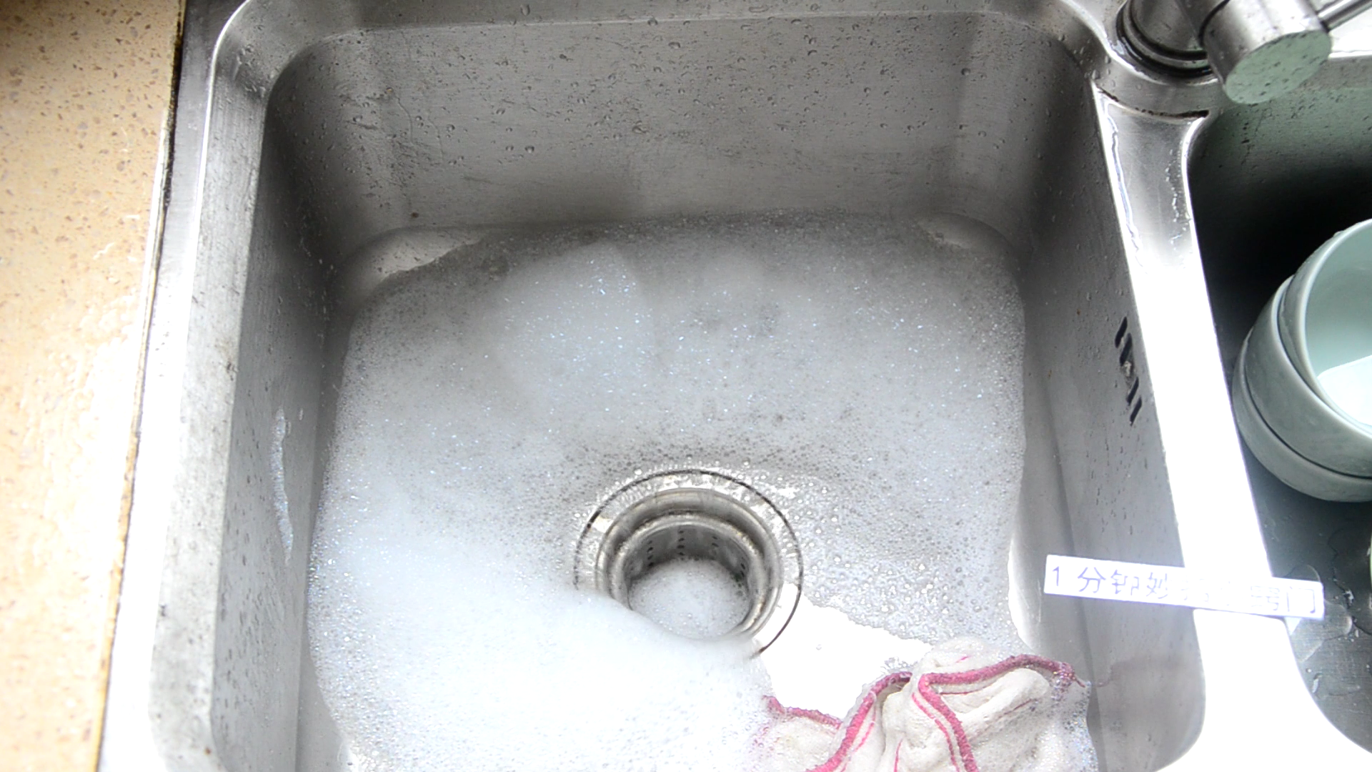 油垢多了,就会有一些异物卡在管道内,这样就导致了下水管道内发臭反味