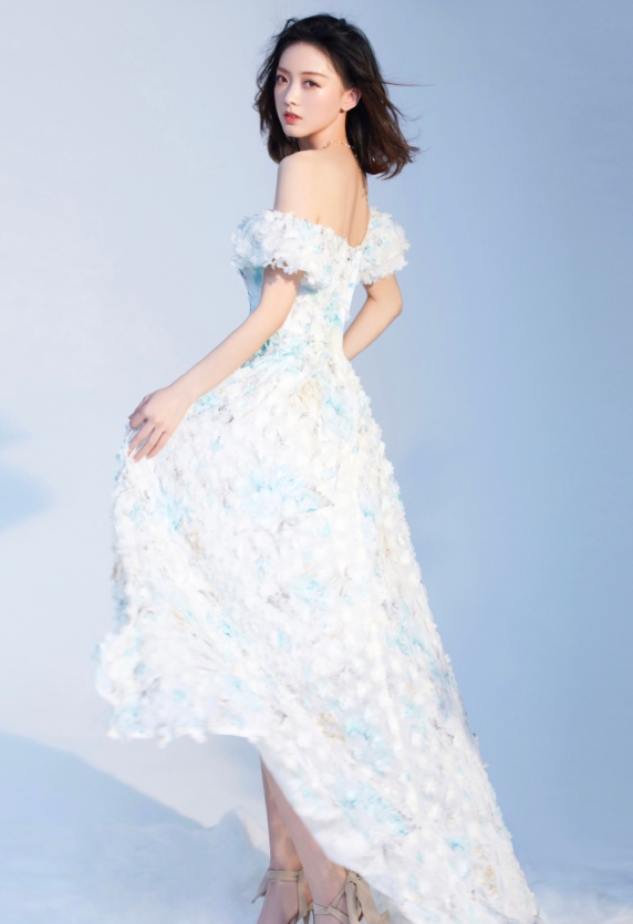 灵儿长相甜美穿搭清纯一袭立体花朵连衣裙优雅大气青春靓丽