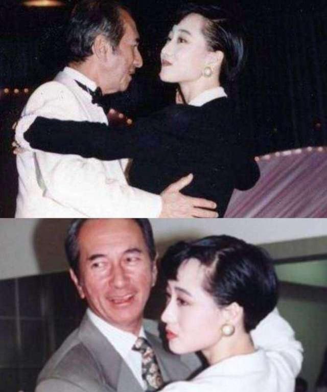 何鸿燊在台上给张国荣颁奖,清纯妩媚的利智刚好坐在台下