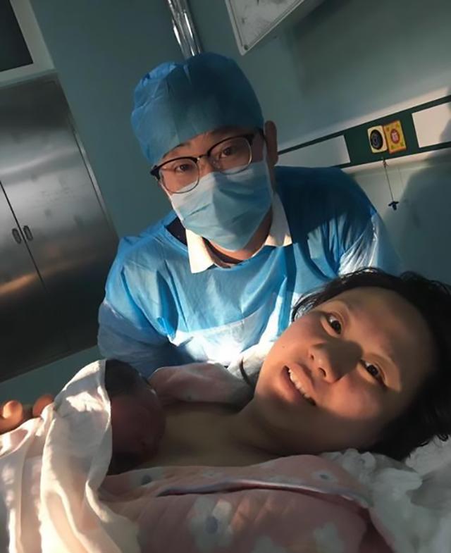 刚出生宝宝头被"挤扁",爸爸看了却心疼老婆,网友:不敢生了