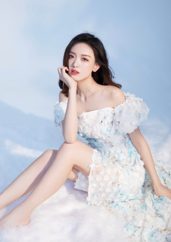 灵儿长相甜美穿搭清纯一袭立体花朵连衣裙优雅大气青春靓丽