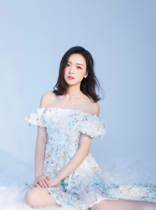 灵儿长相甜美穿搭清纯一袭立体花朵连衣裙优雅大气青春靓丽