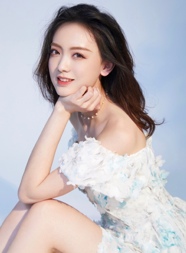 灵儿长相甜美穿搭清纯一袭立体花朵连衣裙优雅大气青春靓丽