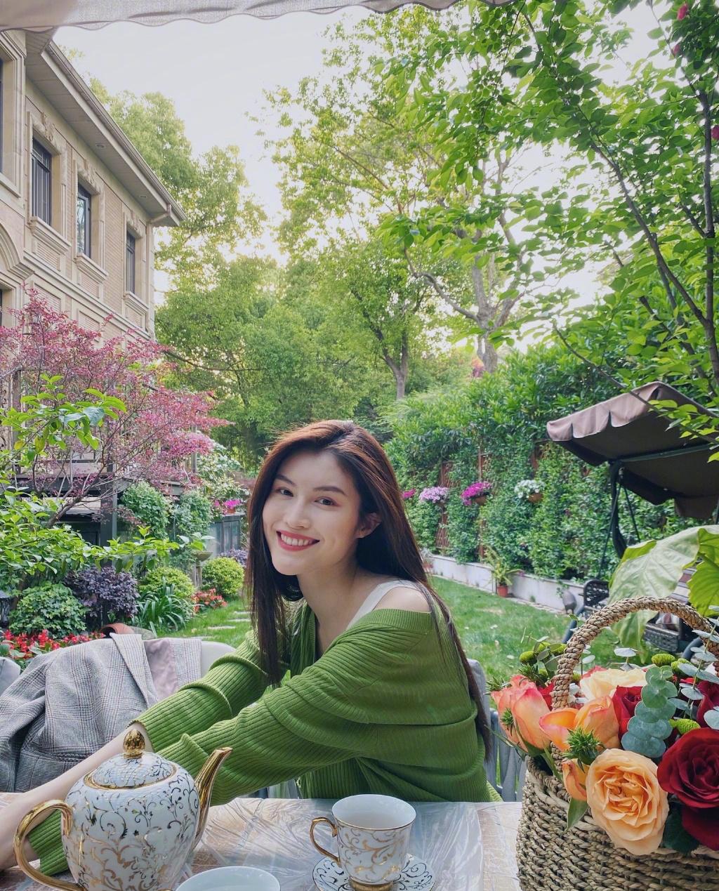 "何仙姑"变甜美少女,穿绿色镂空衫配牛仔裤,看着就像18岁