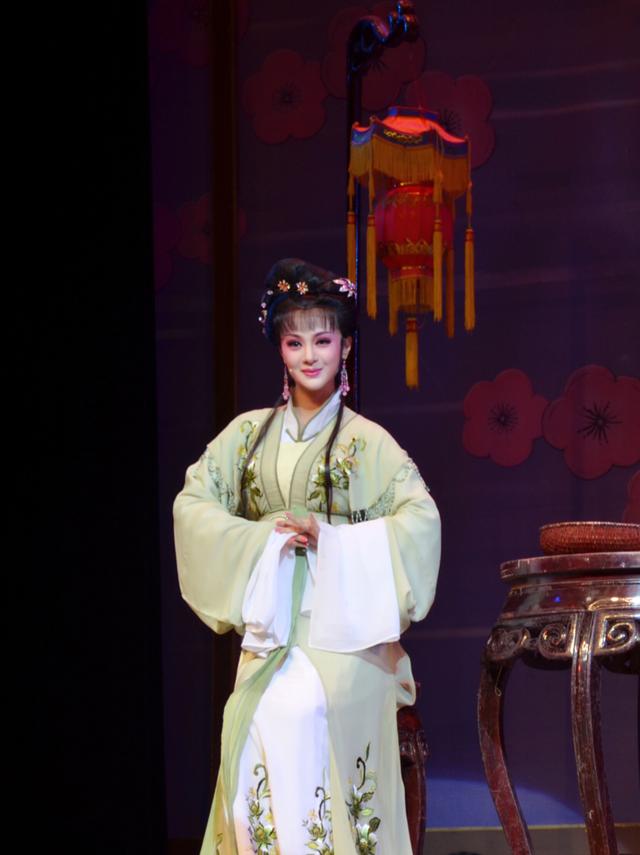 潘前卫死皮赖脸追越剧花旦裘丹莉,狂追半年被接受,自称有夫妻相