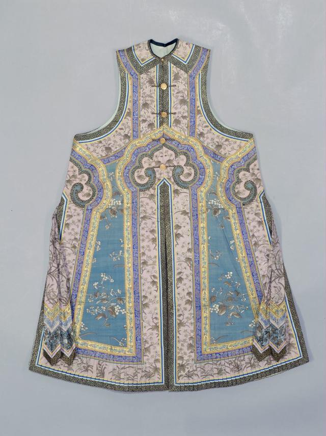 现实里清朝女子的服饰真如清宫剧里演员穿的那样好看吗?