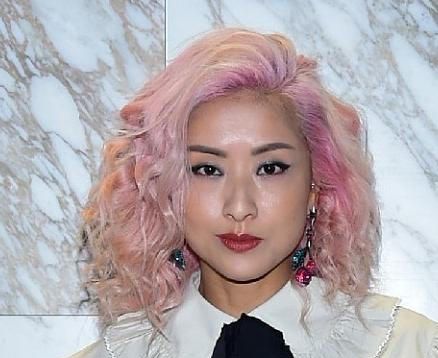 徐濠萦的发型则是这一身搭配的重点,选择了这类粉色的发色,确实十分的